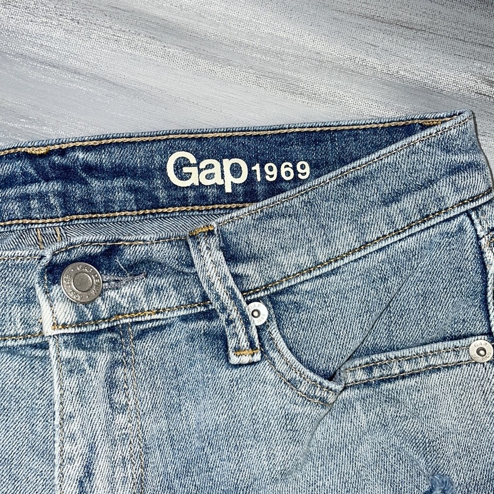 Gap size 27 distressed shorts, great pre-owned condition. Barely worn. - Picture 2 of 5